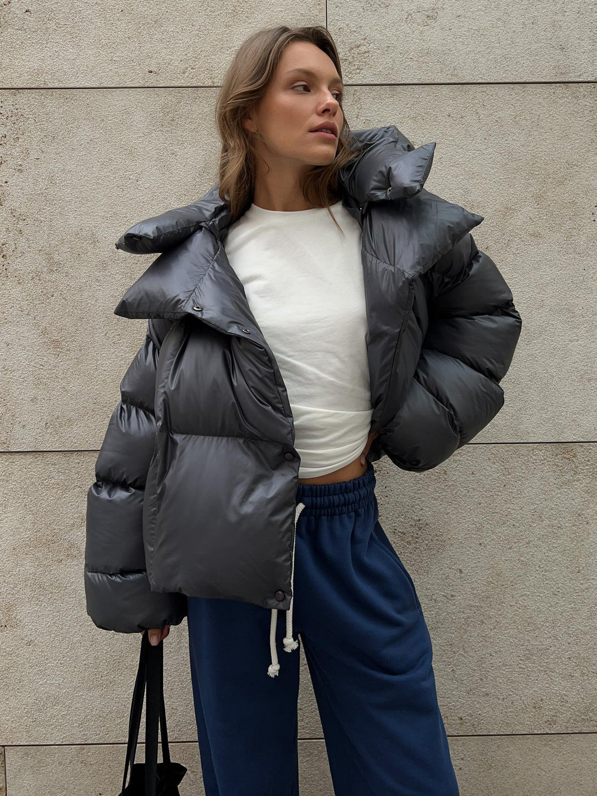 Kurze Daunenjacke mit Oversize-Kragen Damen Roberta Olivgrün – Weiss Modehaus