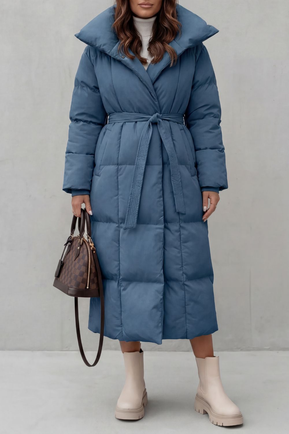 Langer Daunenmantel mit Gürtel Damen Azzurra – Bild 5