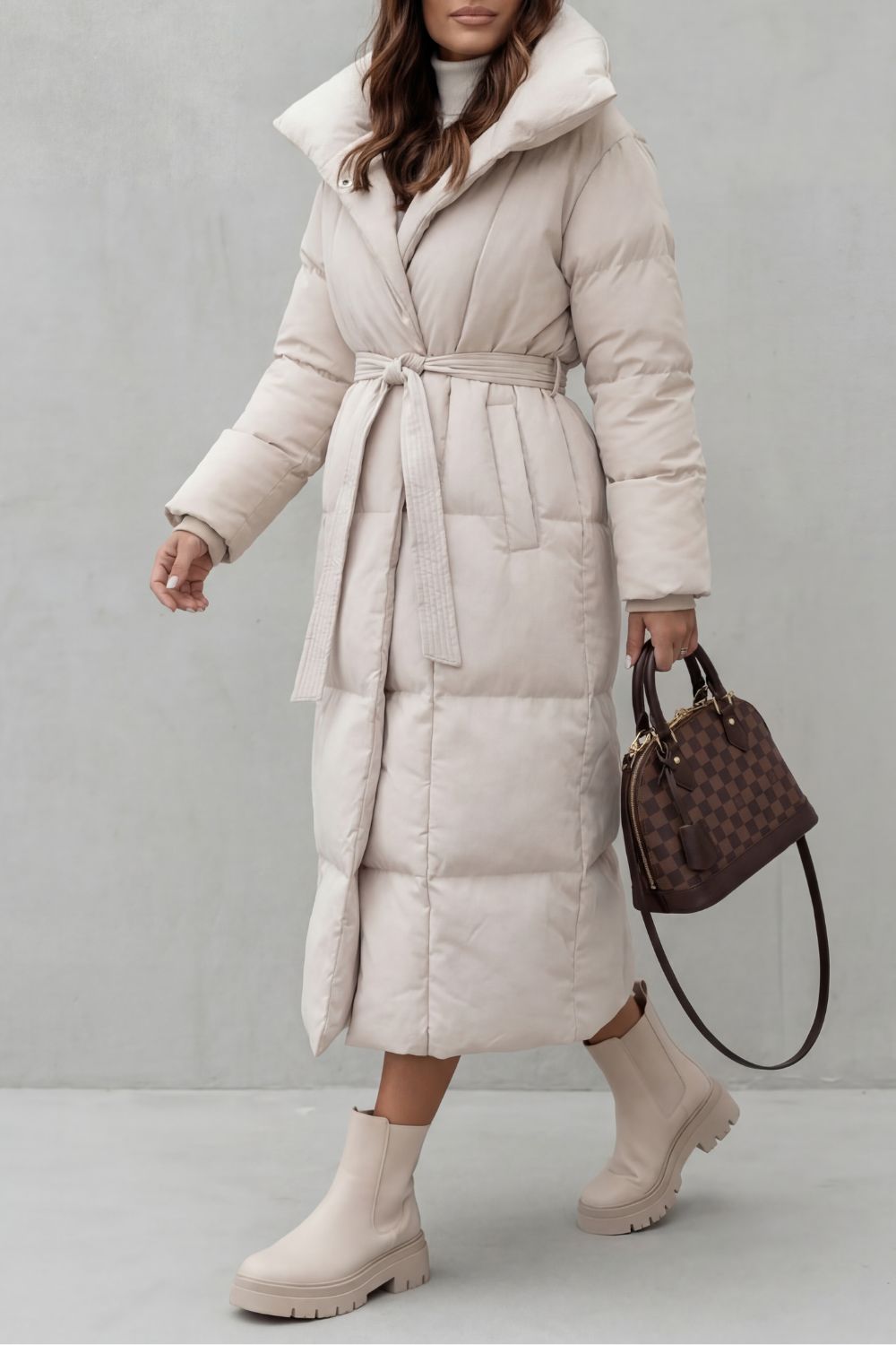 Langer Daunenmantel mit Gürtel Damen Azzurra – Bild 7