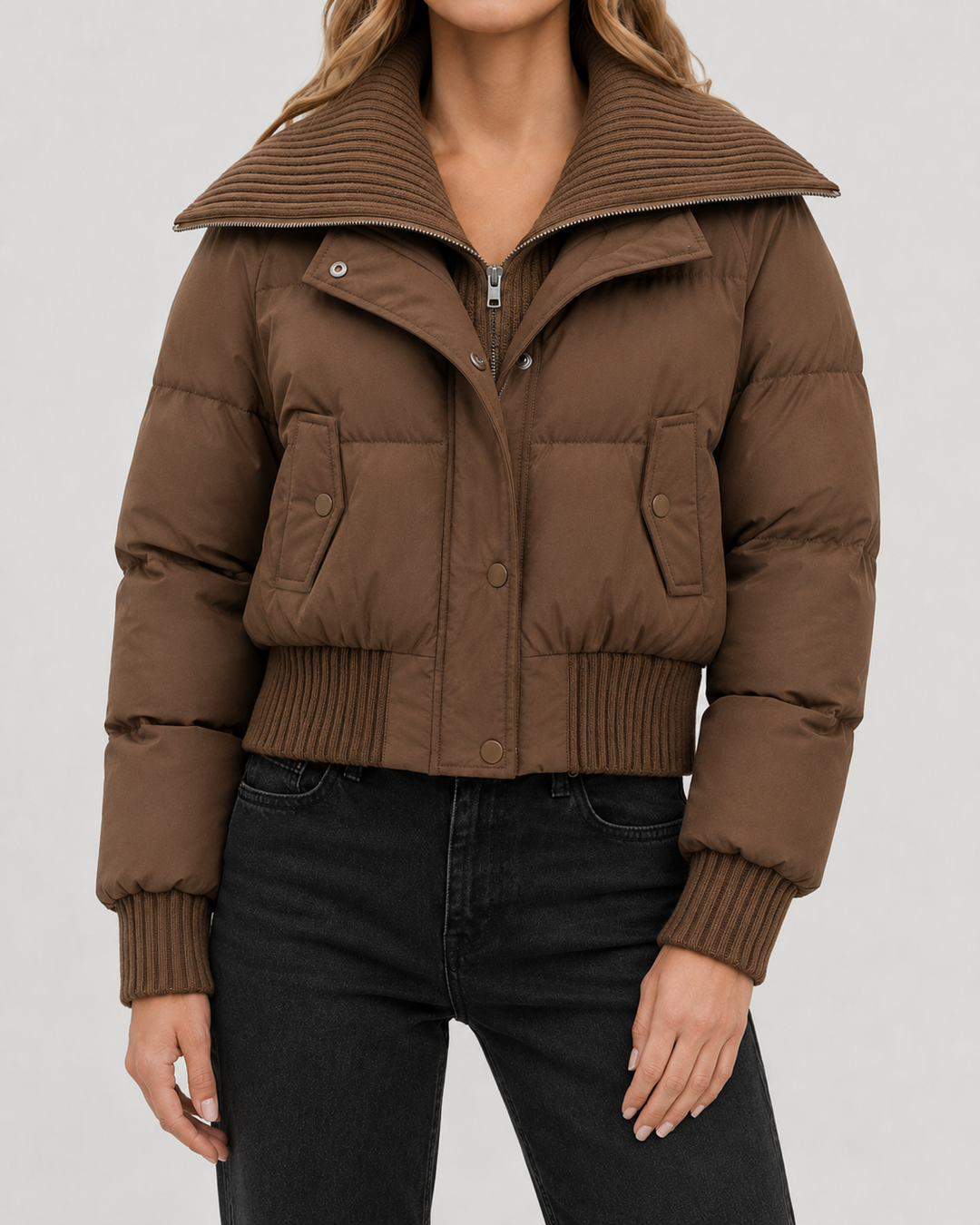 Kurze Daunenjacke mit Strickkragen Damen Sabrina Braun – Weiss Modehaus