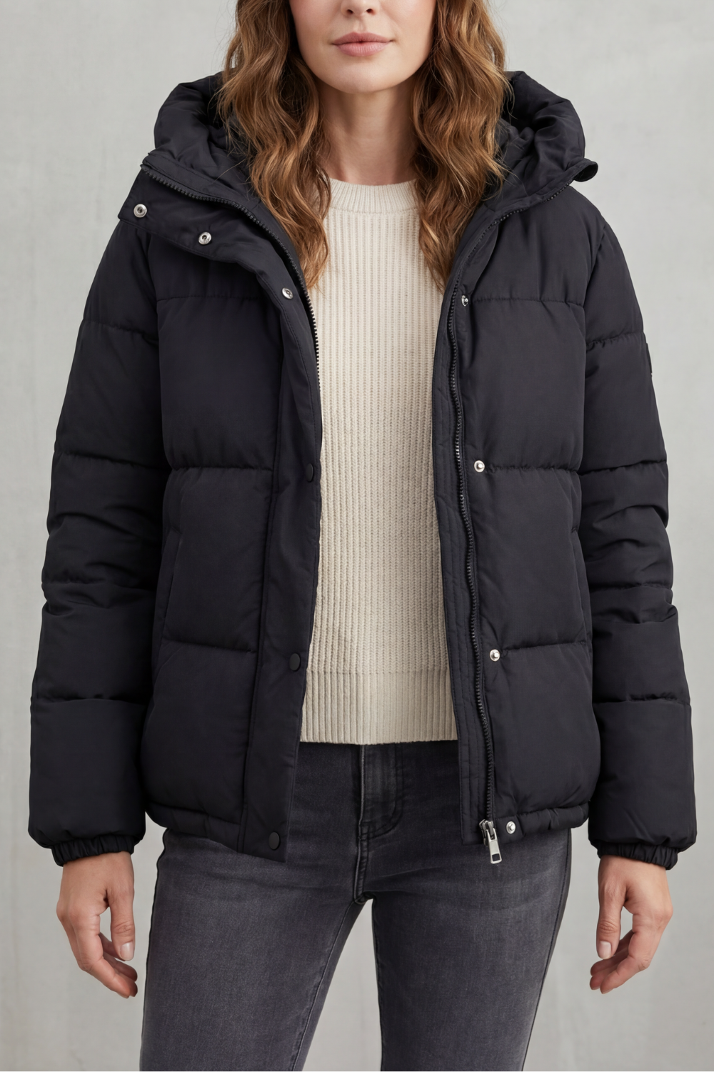 Kurze Daunenjacke mit Kapuze Damen Miriam Schwarz – Weiss Modehaus