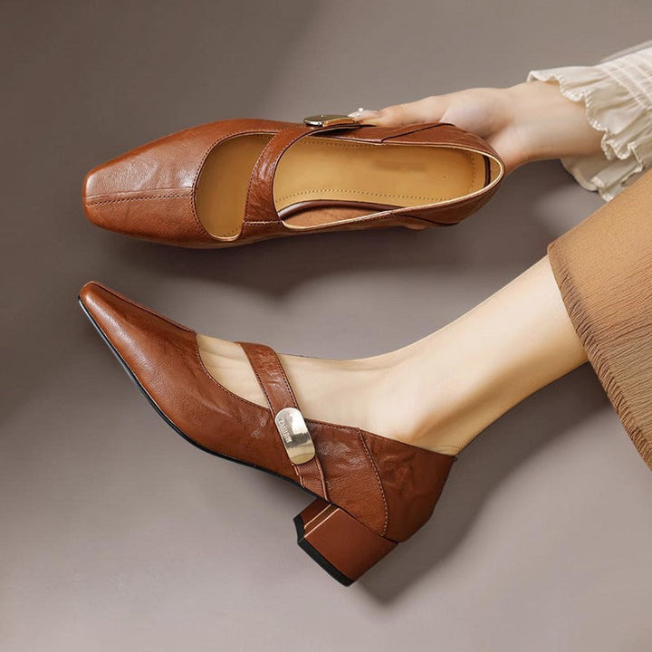 Mary Janes mit eckiger Spitze und goldenem Zierband Damen Nienke Braun – Weiss Modehaus