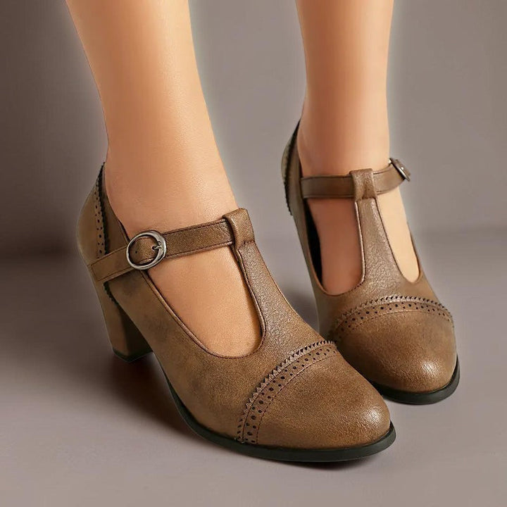 Absatzschuhe mit Lochmuster und Riemen Eline – Bild 2