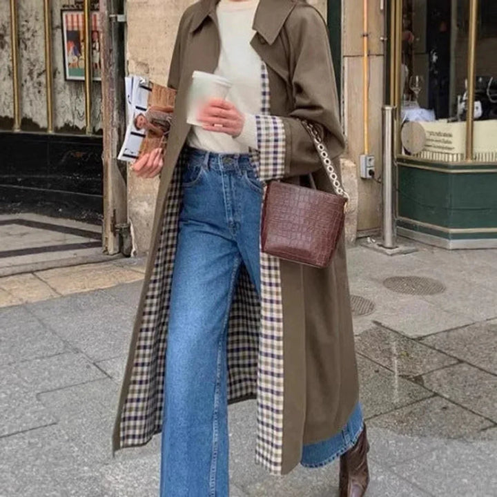 Langer Oversize-Trenchcoat mit Karofutter Dalia – Bild 2